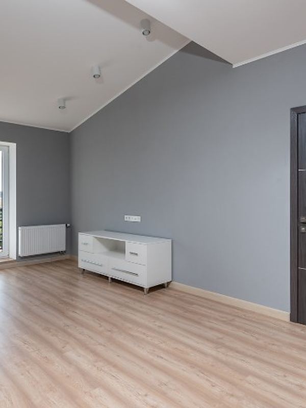 Después del vaciado Después del vaciado: la misma habitación despejada, barrida y lista para entregar
