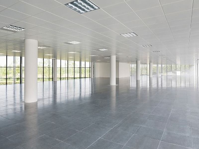 Oficina vaciada tras el cierre Planta de oficinas diáfana y vacía tras la retirada del mobiliario