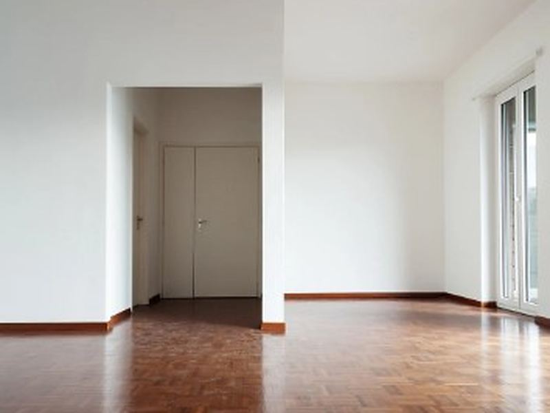 Piso de herencia vaciado Salón de un piso heredado ya despejado, con parquet y puertas blancas