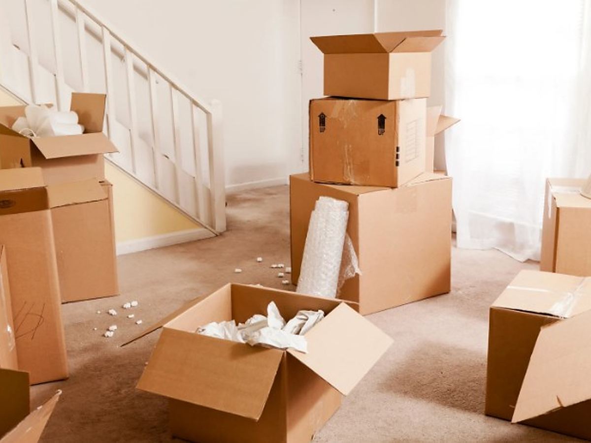 Cuánto cuesta vaciar un piso en Salamanca Cajas y enseres preparados para su retirada durante el vaciado de un piso en Salamanca