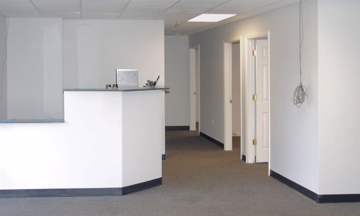 Documentación para vaciar un piso de herencia Mostrador de recepción de una oficina donde se tramita la documentación del inmueble