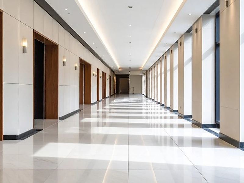 Pasillo de un edificio de oficinas donde se gestionan los trámites de la herencia