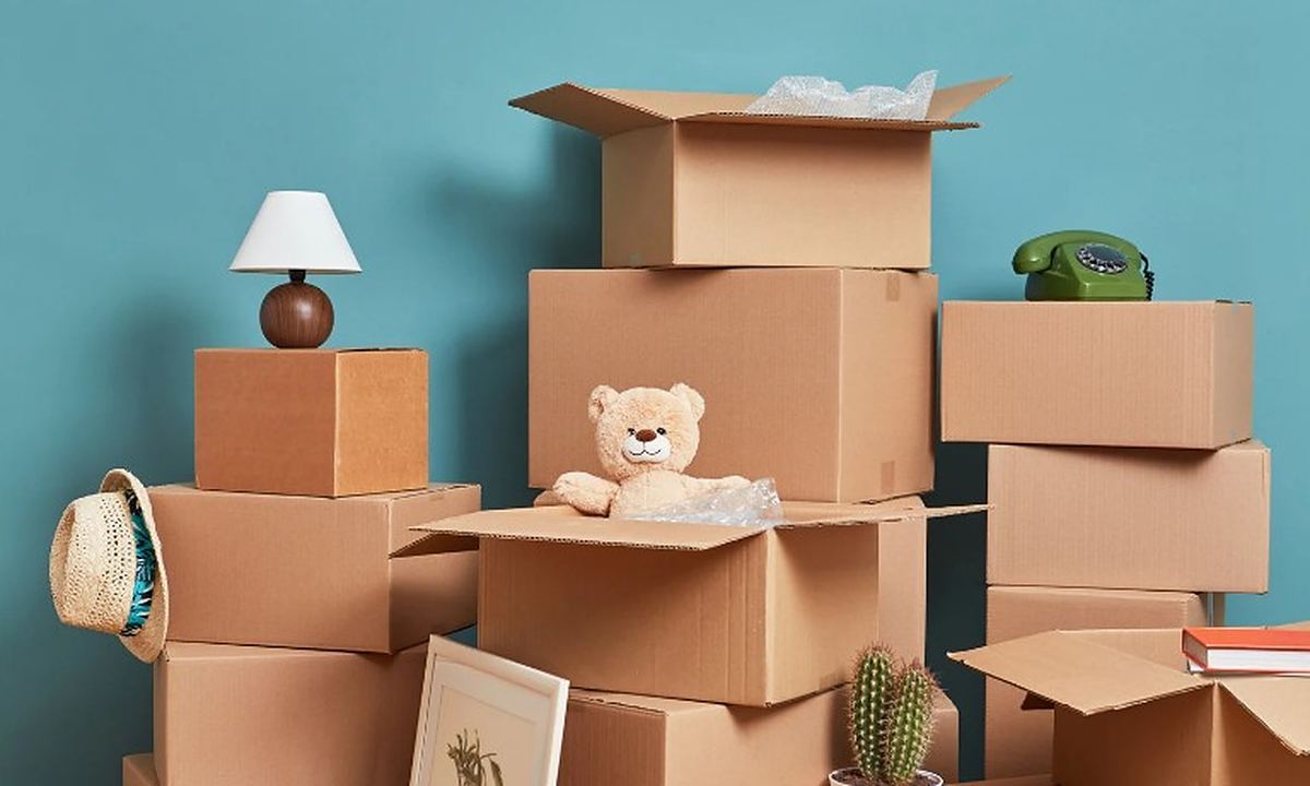 Qué hacer con los muebles de un piso heredado Muebles pequeños, lámparas y objetos de un piso heredado apilados en cajas