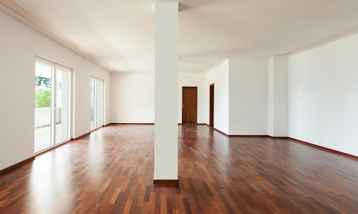 Vaciar un piso antes de venderlo Salón amplio y vacío de un piso preparado para las visitas de venta
