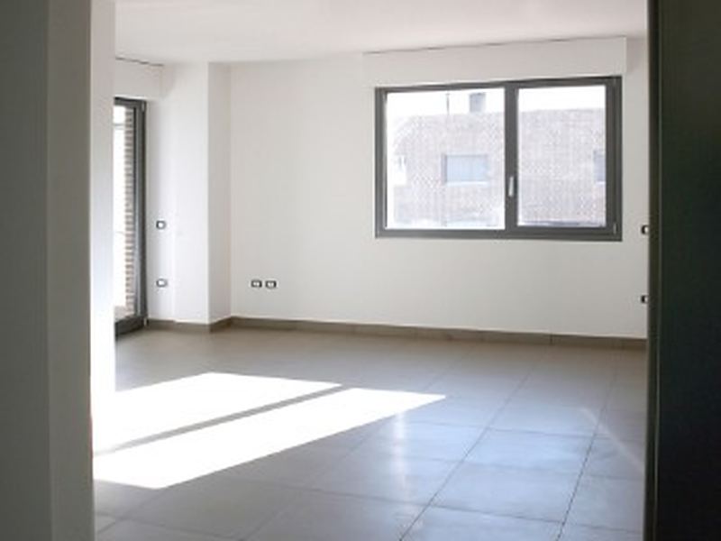 Piso de alquiler entregado vacío Salón vacío de un piso de alquiler entregado tras el vaciado