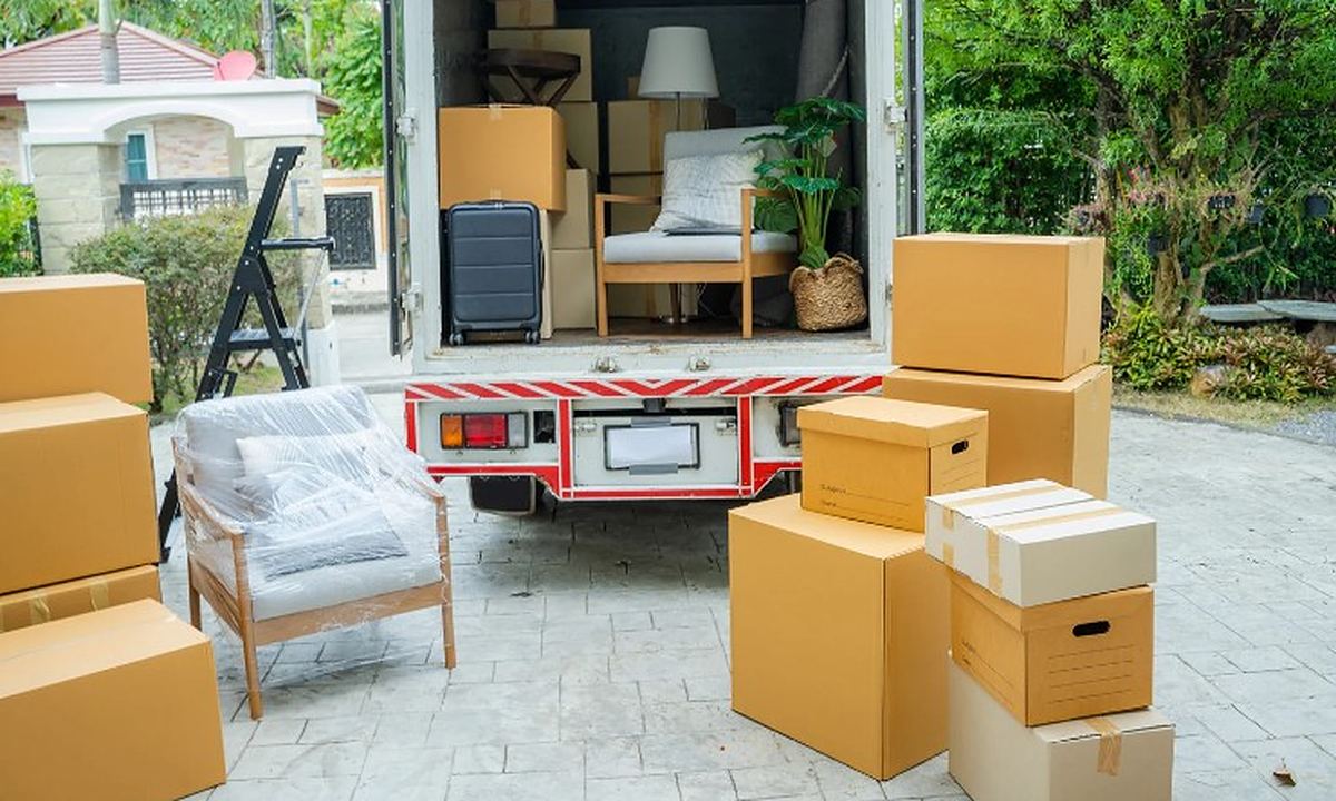 Furgoneta cargada durante un vaciado Furgoneta cargada con cajas, sillones y enseres retirados de una vivienda