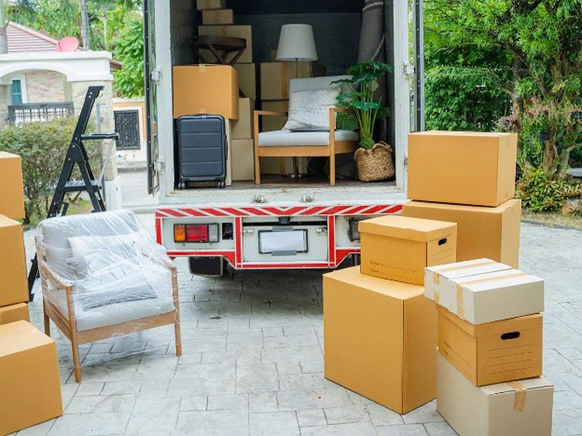 Furgoneta del servicio de vaciados en Salamanca Furgoneta cargada con cajas, sillones y enseres retirados de una vivienda
