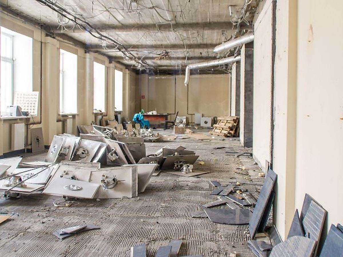 Limpieza de síndrome de Diógenes en Salamanca Estancia con acumulación severa: escombros, muebles rotos y enseres esparcidos por el suelo