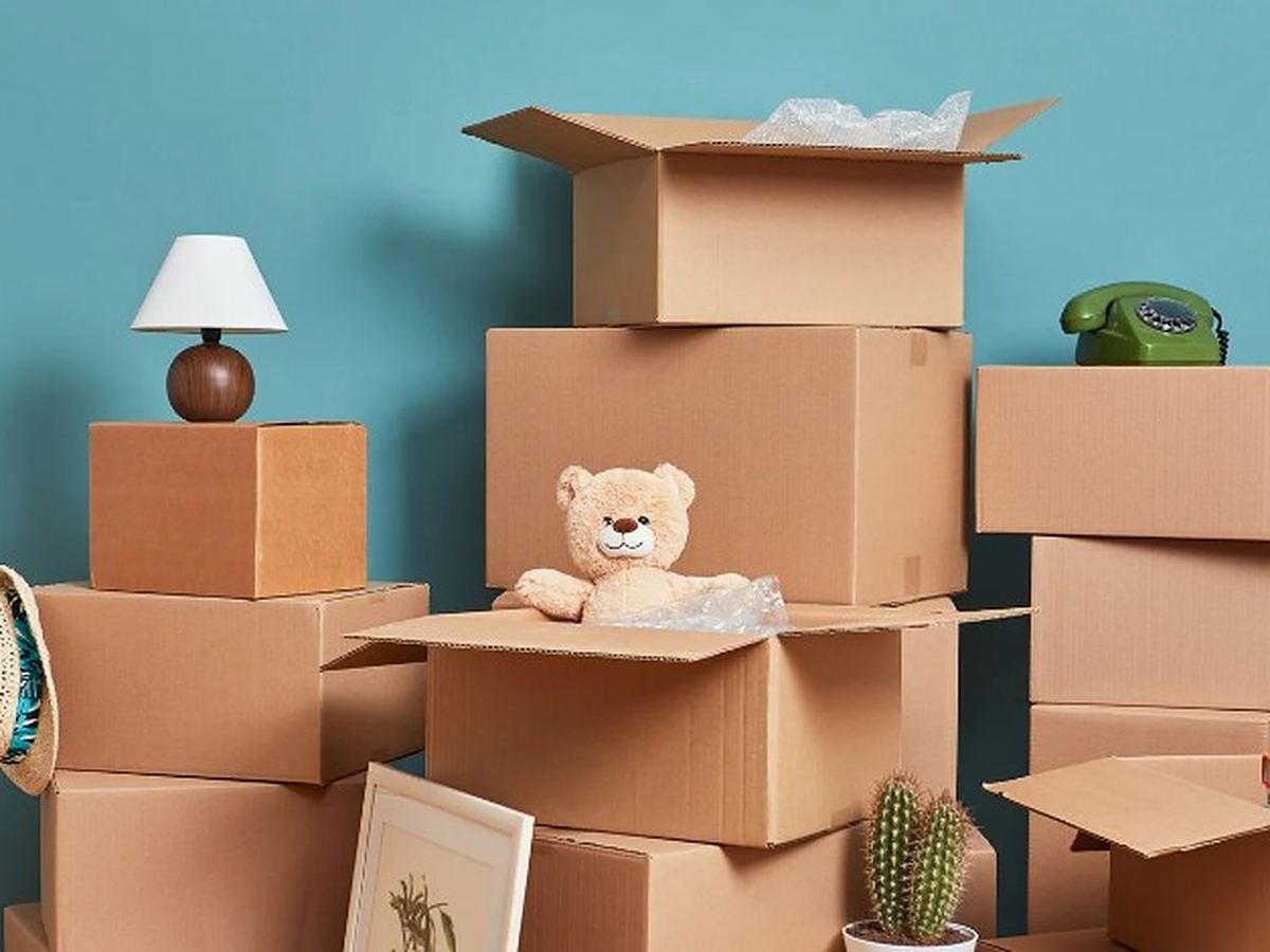 Recogida de muebles y enseres en Salamanca Cajas y enseres apilados —lámpara, cuadros y objetos— listos para su recogida