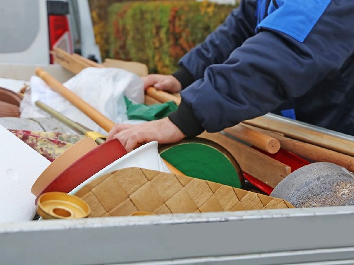 Vaciado de pisos en Villamayor Operario cargando enseres en la furgoneta durante un vaciado en Villamayor