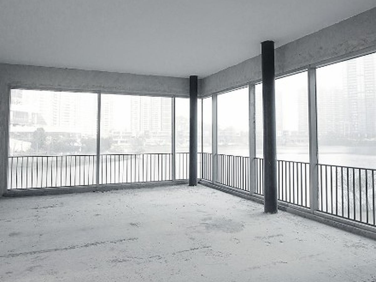 Vaciado de pisos en Villares de la Reina Vivienda vacía y diáfana en Villares de la Reina, con grandes ventanales y suelo sin muebles